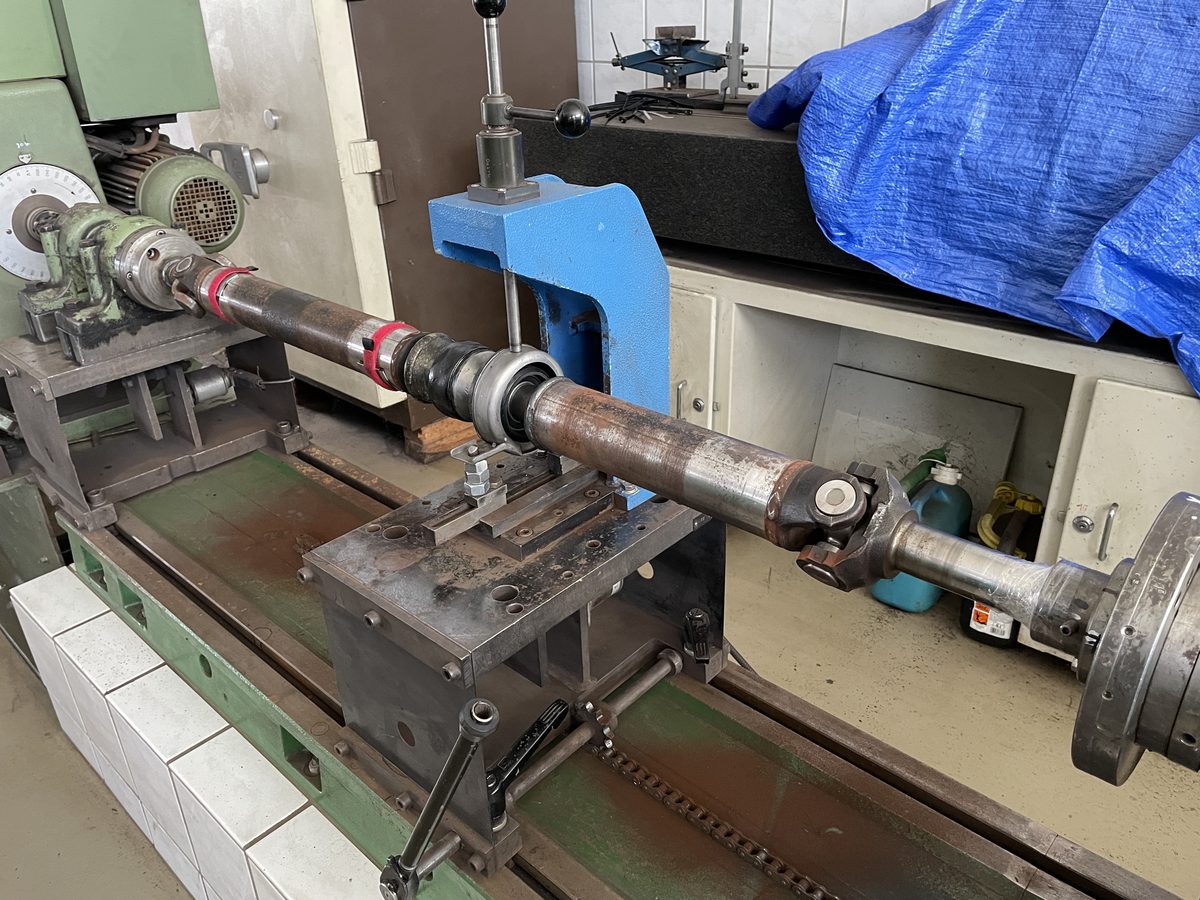 Kardanwelle auf der Auswuchtmaschine in der Fertigung