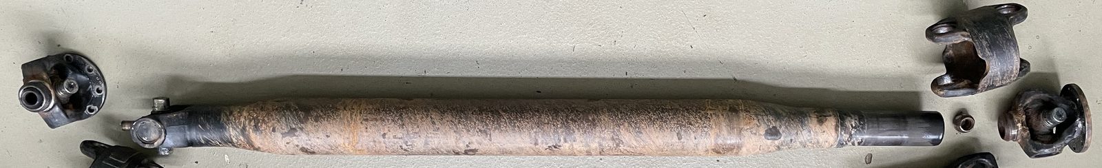 Verschlissene Gelenkwelle und instand gesetzte Welle – vorher