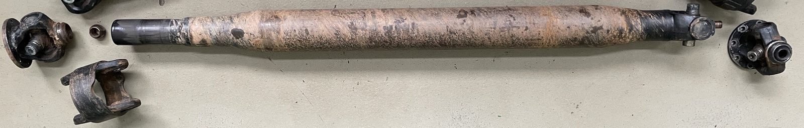 Abgenutzte Kardanwelle vor und nach der Aufarbeitung – vorher