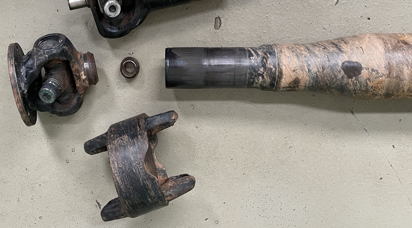 Zerlegte Welle und fertig instand gesetzte Welle mit Flansch – vorher